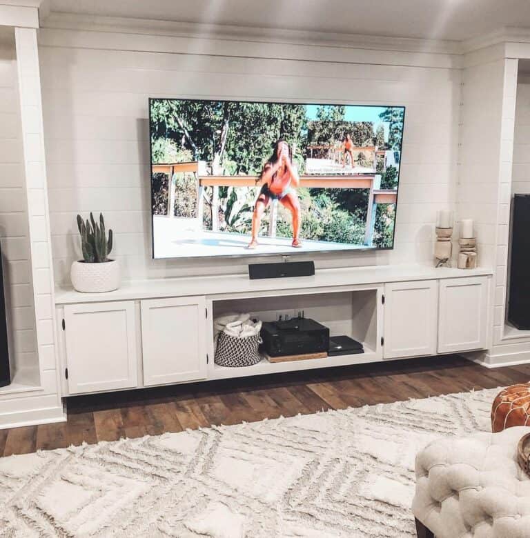 White Shiplap Walls in Farmhouses-style Living Room