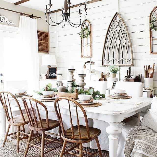 White and Wood Farmhouse Décor