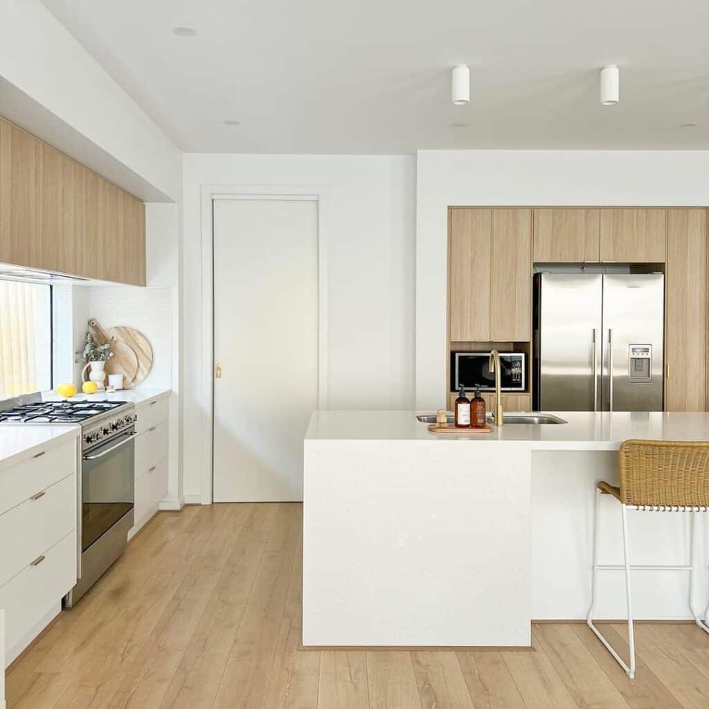 Chic Farmhouse Kitchen With Oak Cabinets