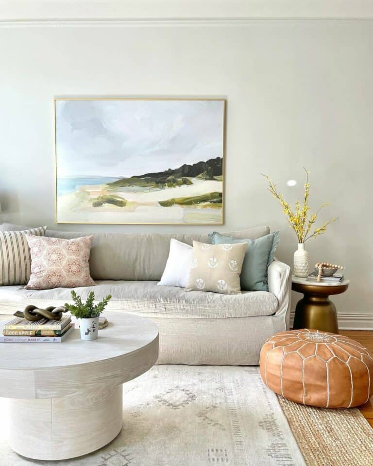 Chic Living Room With Modern Beach Décor