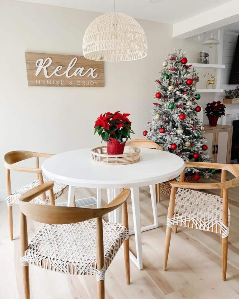 Contemporary Dining Room Christmas Décor