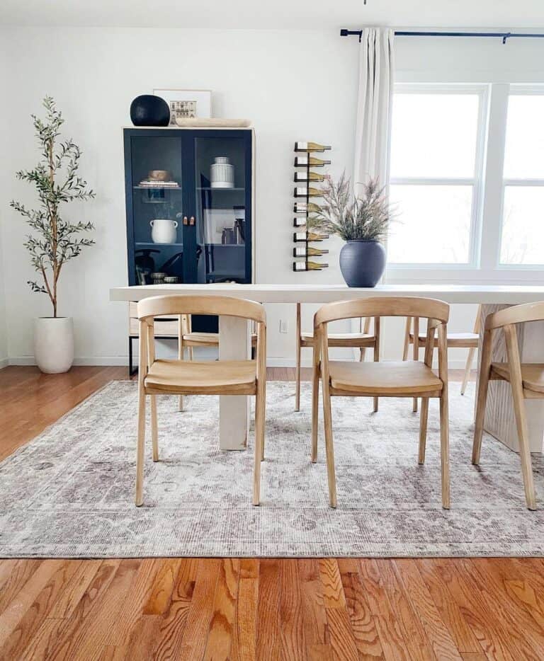 Contemporary Dining Room Design With Contrasting Tones