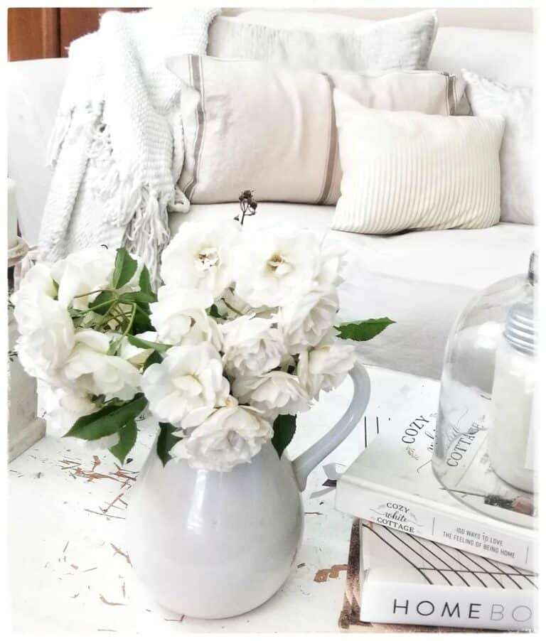 Cottage-themed Living Room Table Décor