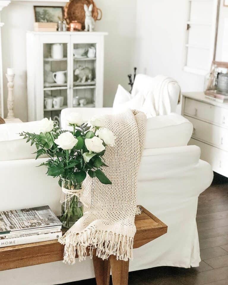 Cozy Cottage Décor With Bright White Sofa