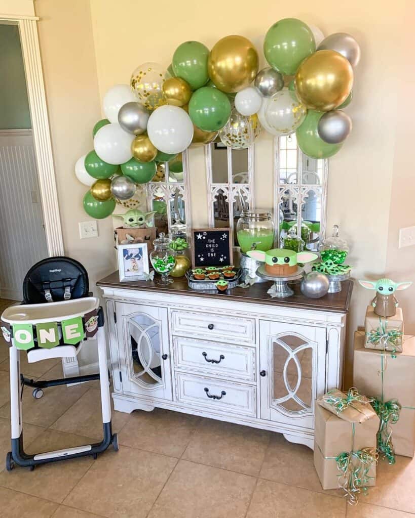 Green Decorations to Accessorize a Sideboard