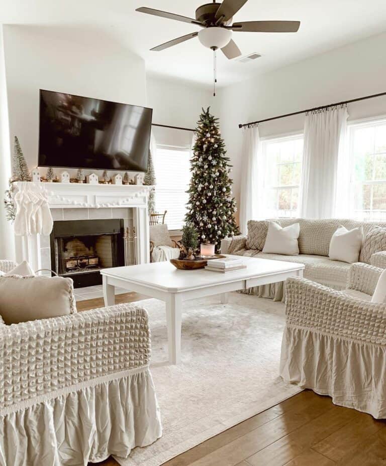 Holiday Living Room With Country Chic Sofa Covers