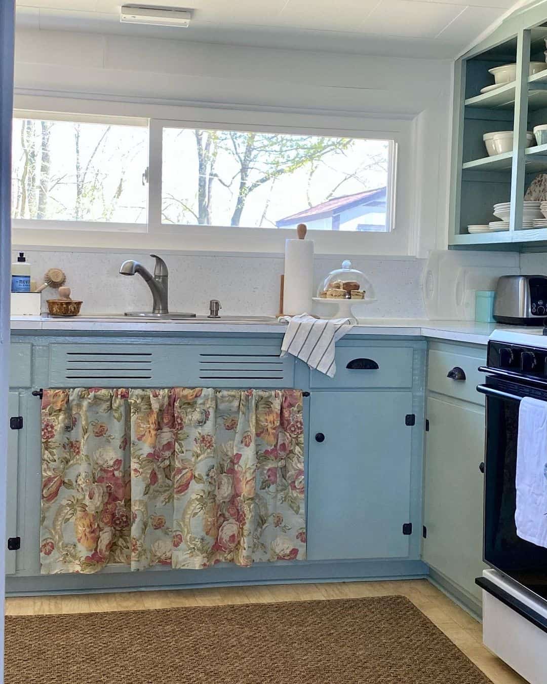 https://www.soulandlane.com/wp-content/uploads/2023/05/Kitchen-With-Black-and-White-Appliances.jpg
