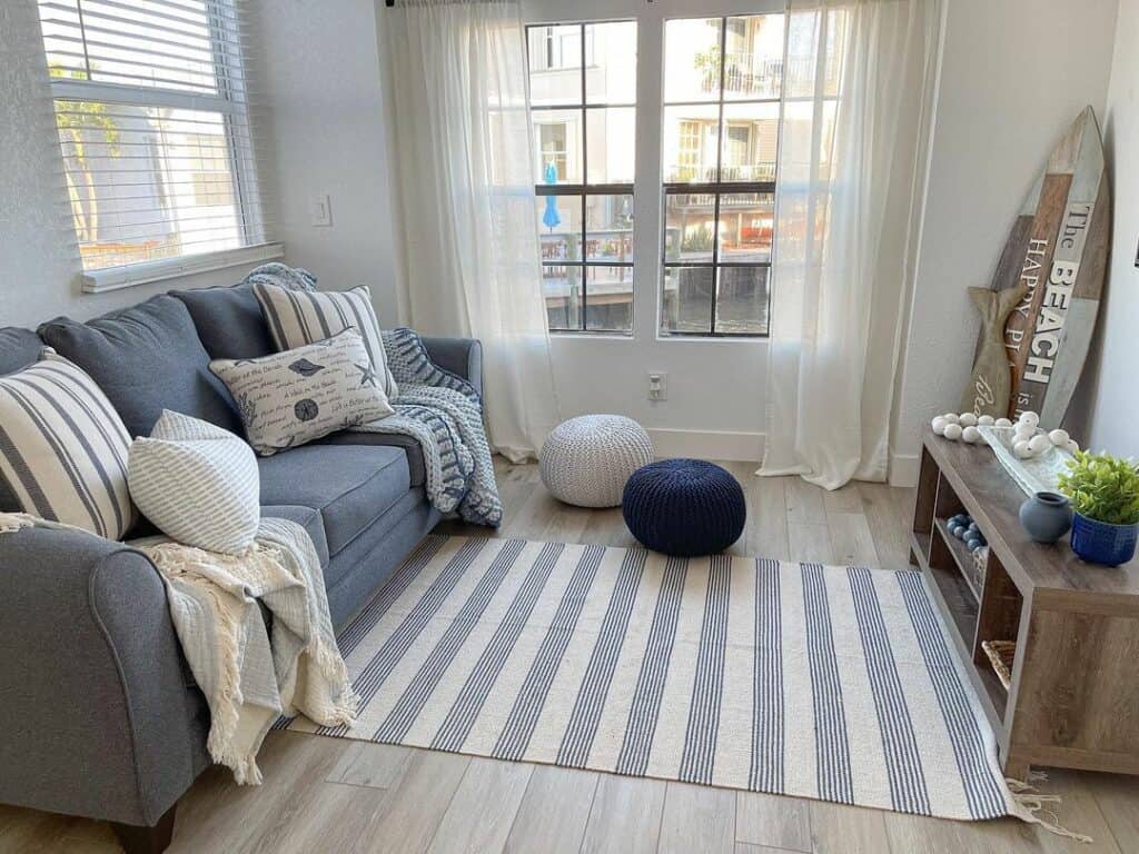 Living Room With White and Blue Beach Décor Ideas