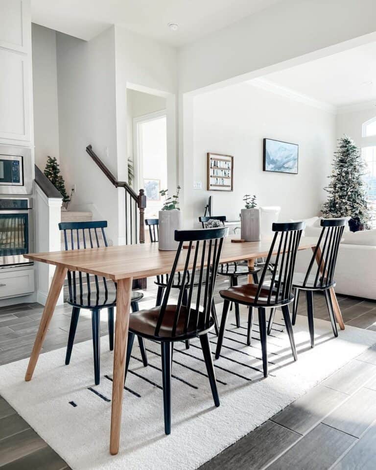 Minimalist Eat-in Kitchen