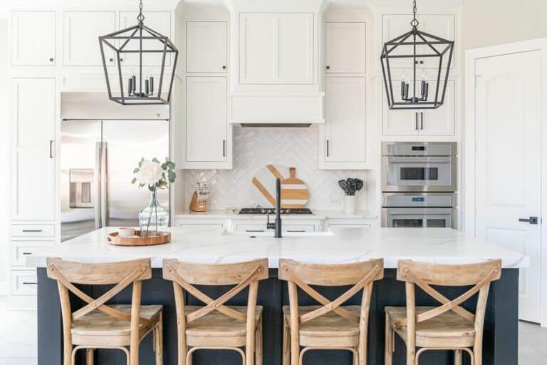 Modern Farmhouse Kitchen With Minimalist Neutral Décor