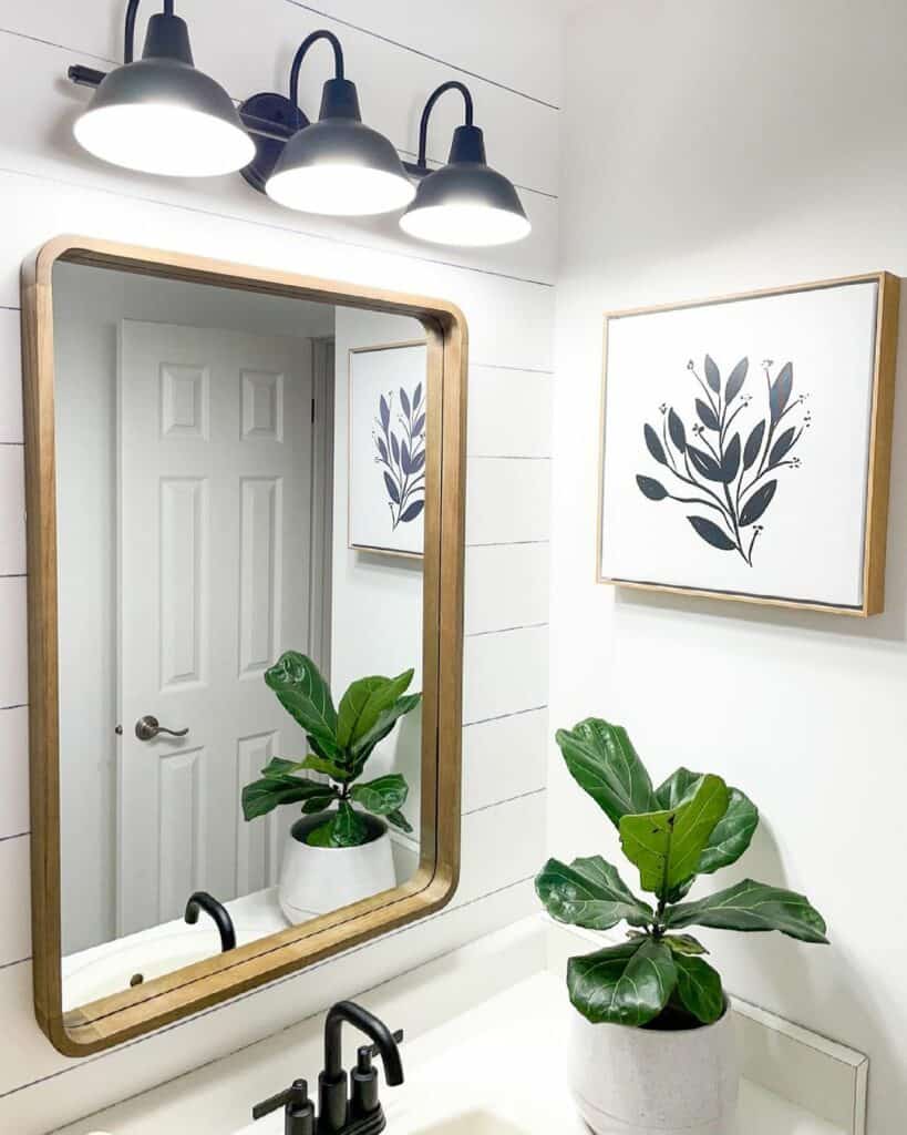 Natural Elements Enhance a Compact Bathroom
