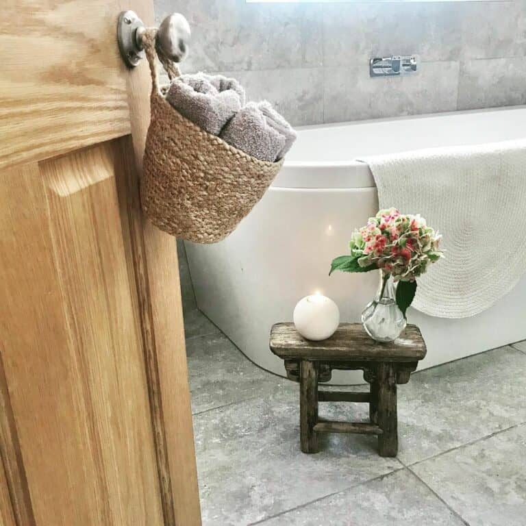 Rustic Bathroom Table With Spring Décor