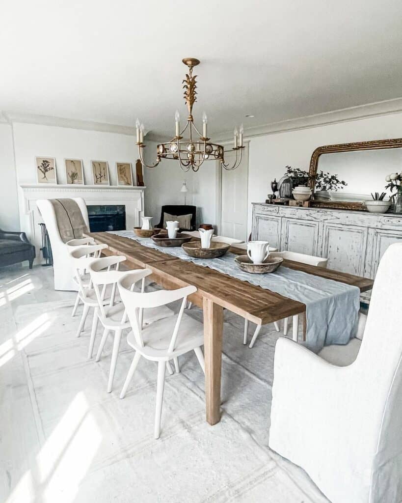 Rustic Dining Room With Minimalist Décor