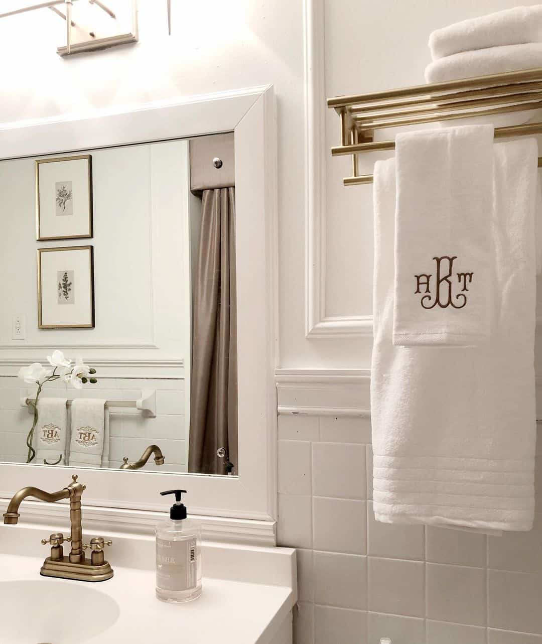 30 Effortless Ways of Storing Towels in Bathrooms