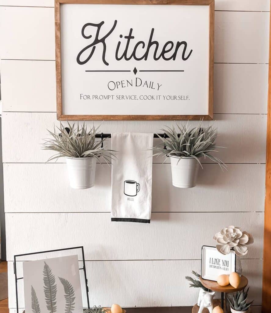 Symmetrical Décor for Farmhouse Kitchens