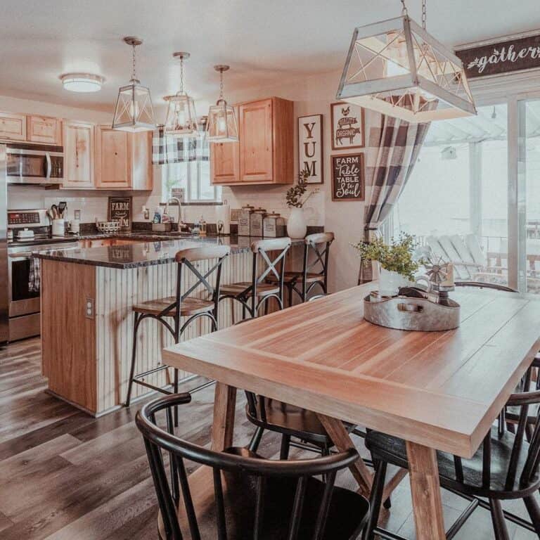 Traditional Country-style Eat-in Kitchen