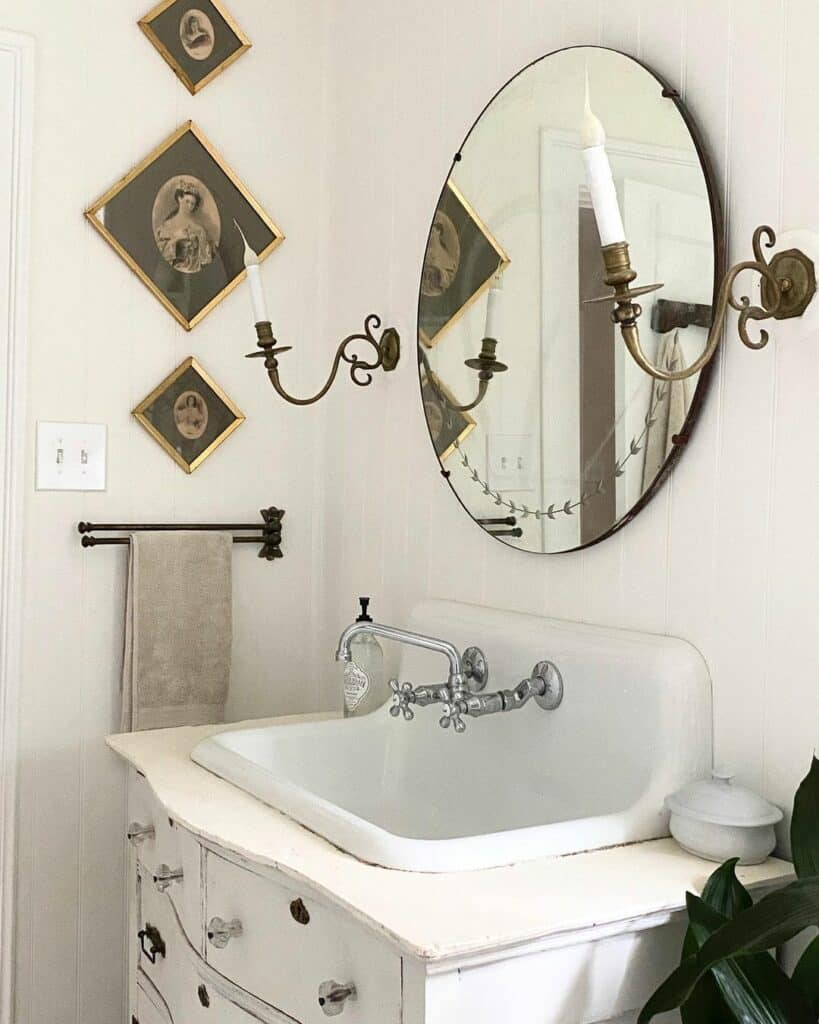 Vintage Bathroom With Antique Décor