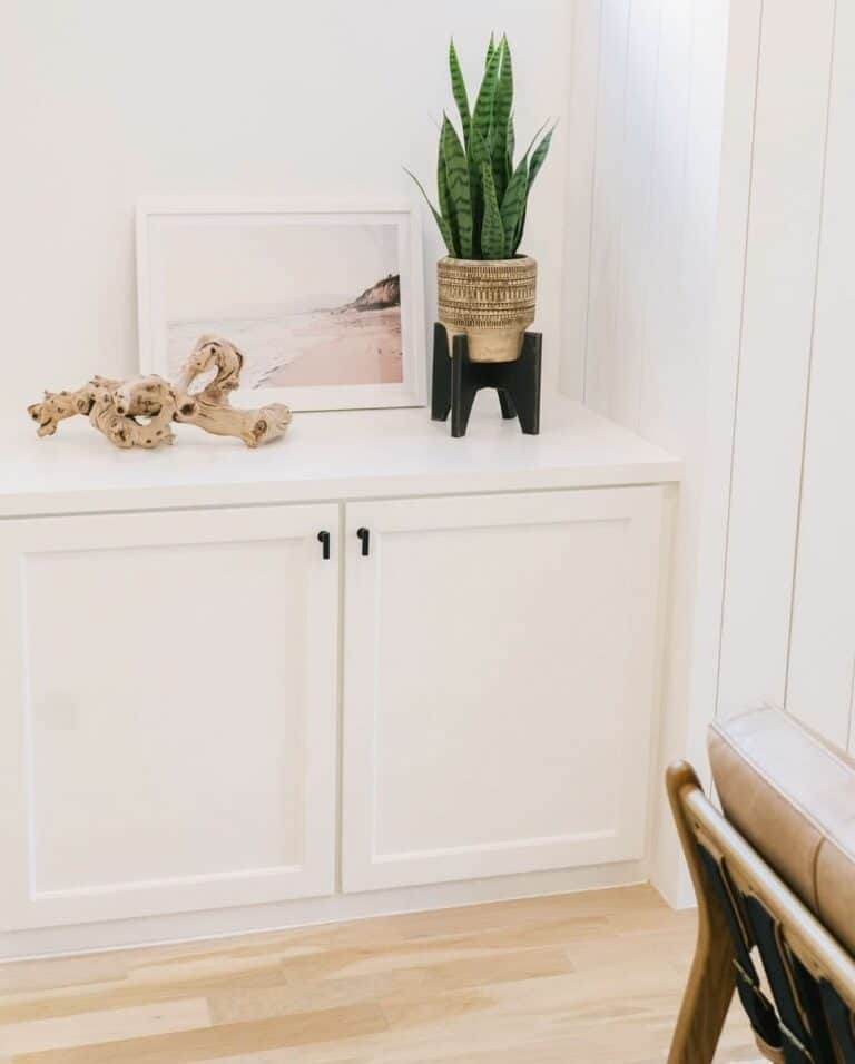 White Built-in Cabinet With Simple Beach Décor
