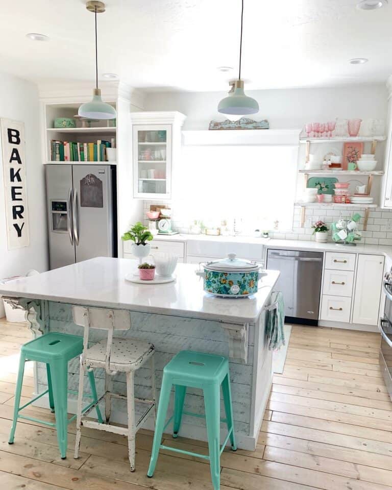 Adorable Kitchen Décor Includes Colorful Accessories