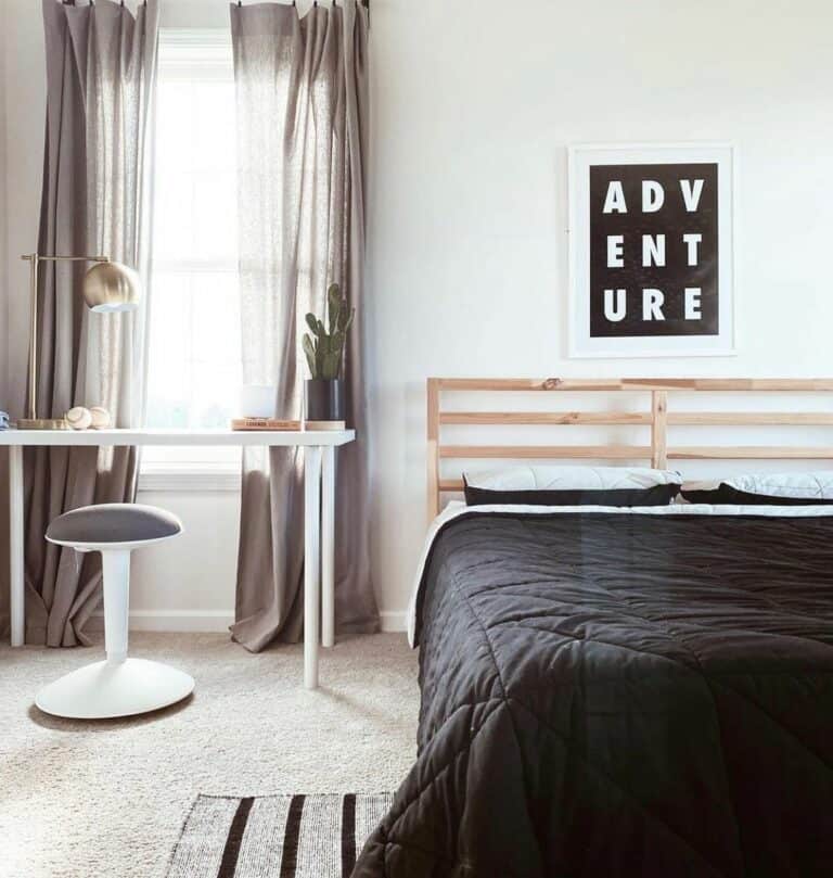 Bedroom for Teenagers With White Desk