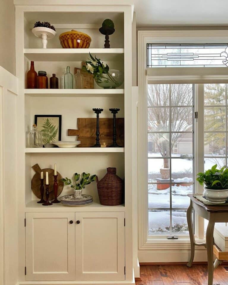Built-in Dining Room Shelf With Vintage Décor