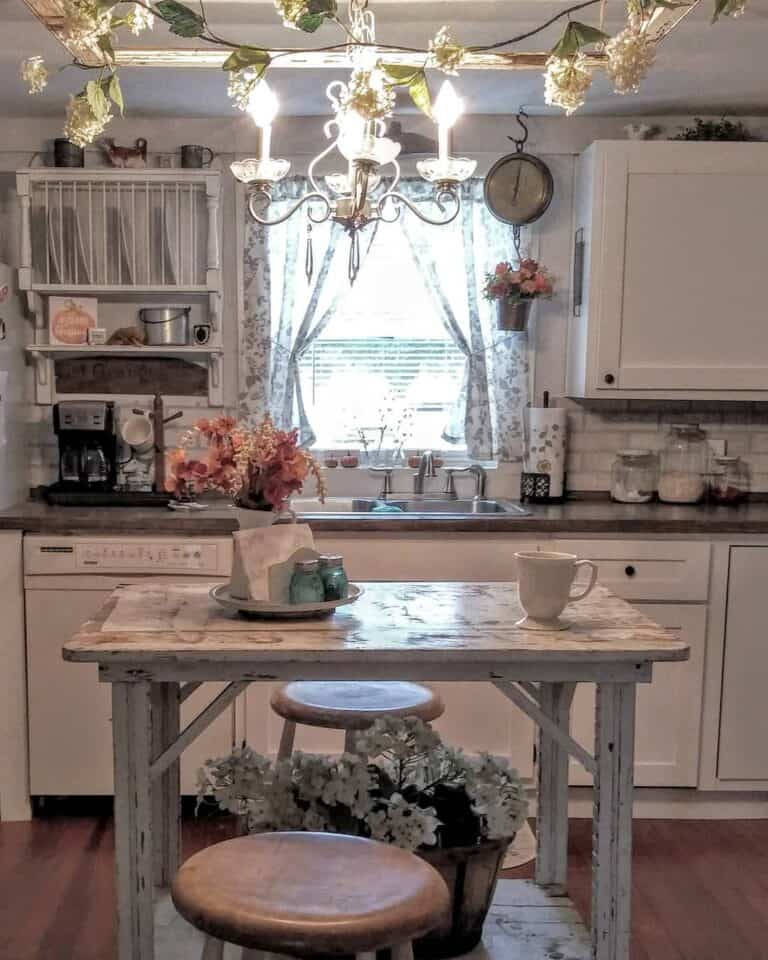 Cottage Kitchen With Plant Décor