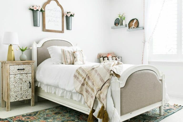 Country Bedroom Focuses on Wall Décor