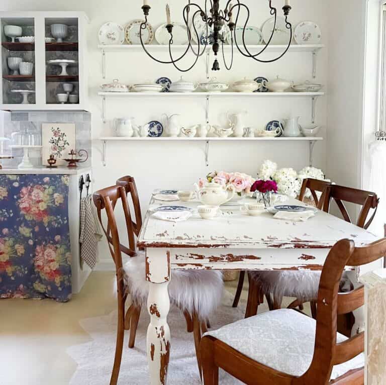 Country Dining Room With Floral Décor