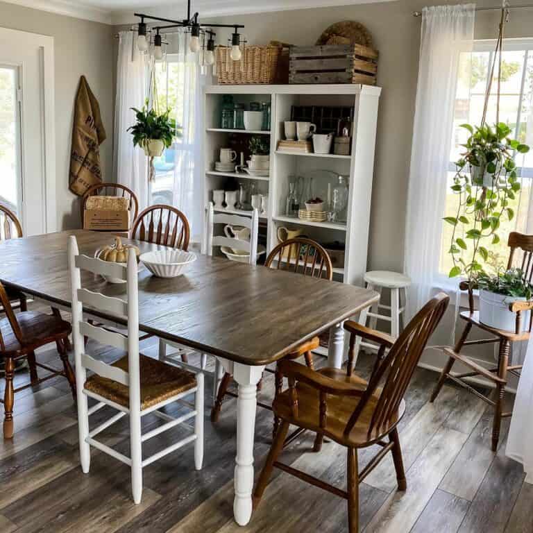 Cozy Country Dining Room With Blended Décor