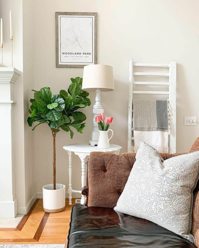 Décor Ideas for Living Room With White Table and Pink Flowers
