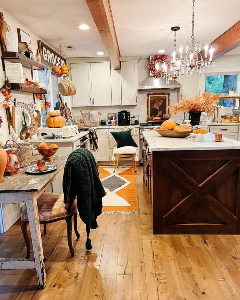 Farmhouse Kitchen With Autumn Décor