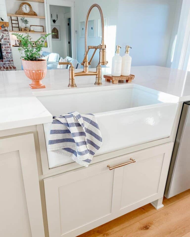 Farmhouse Sink Kitchen With Countertop Décor