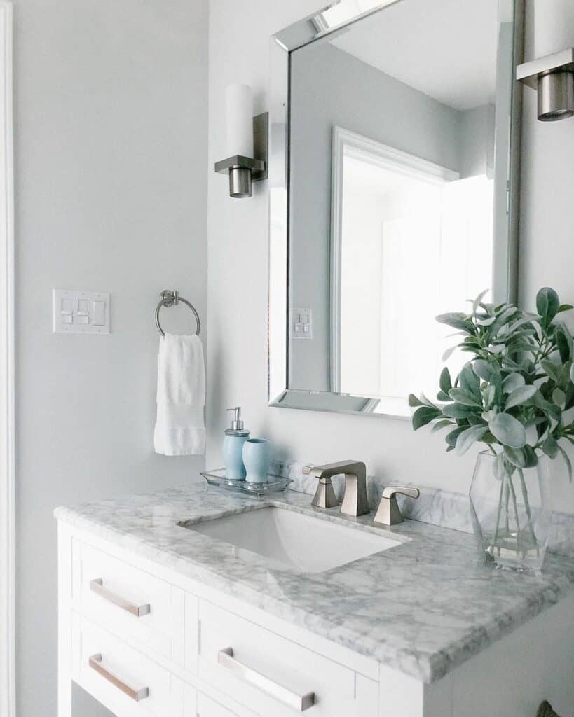 Gray Monochrome Bathroom With Bathroom Vanity Décor