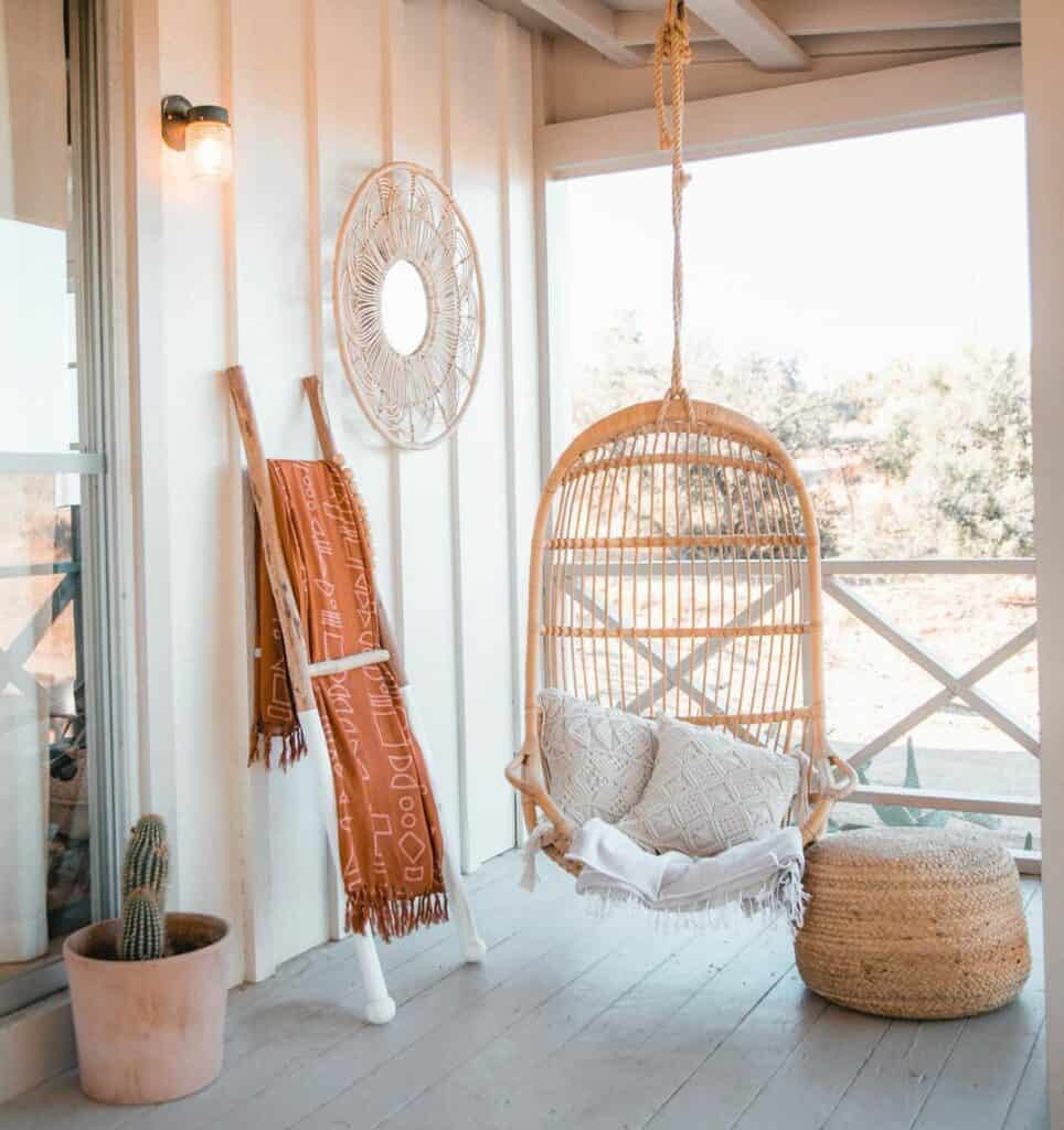 Hanging Egg Chair Introduces Creativity