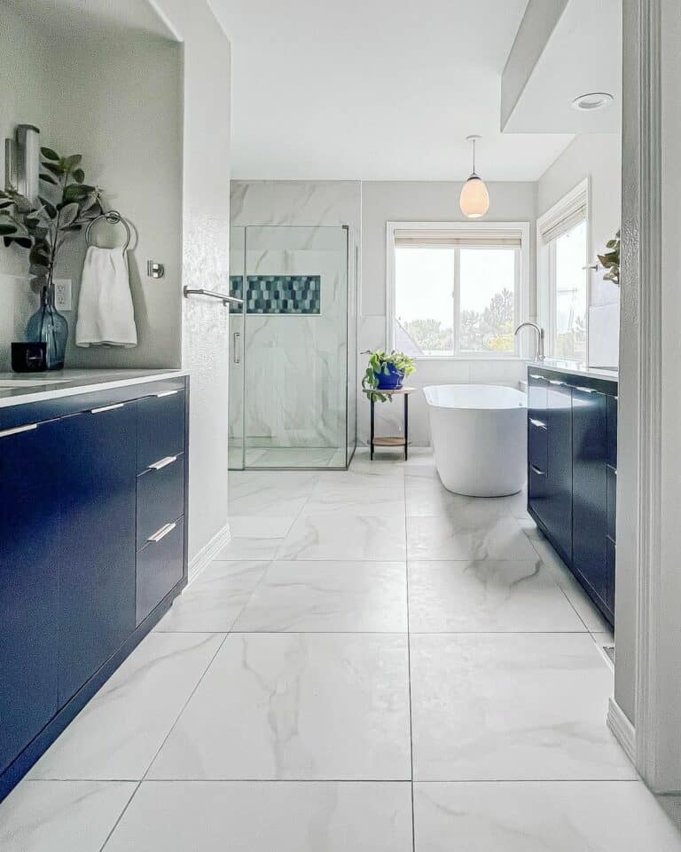 Luxurious Ensuite in White and Navy