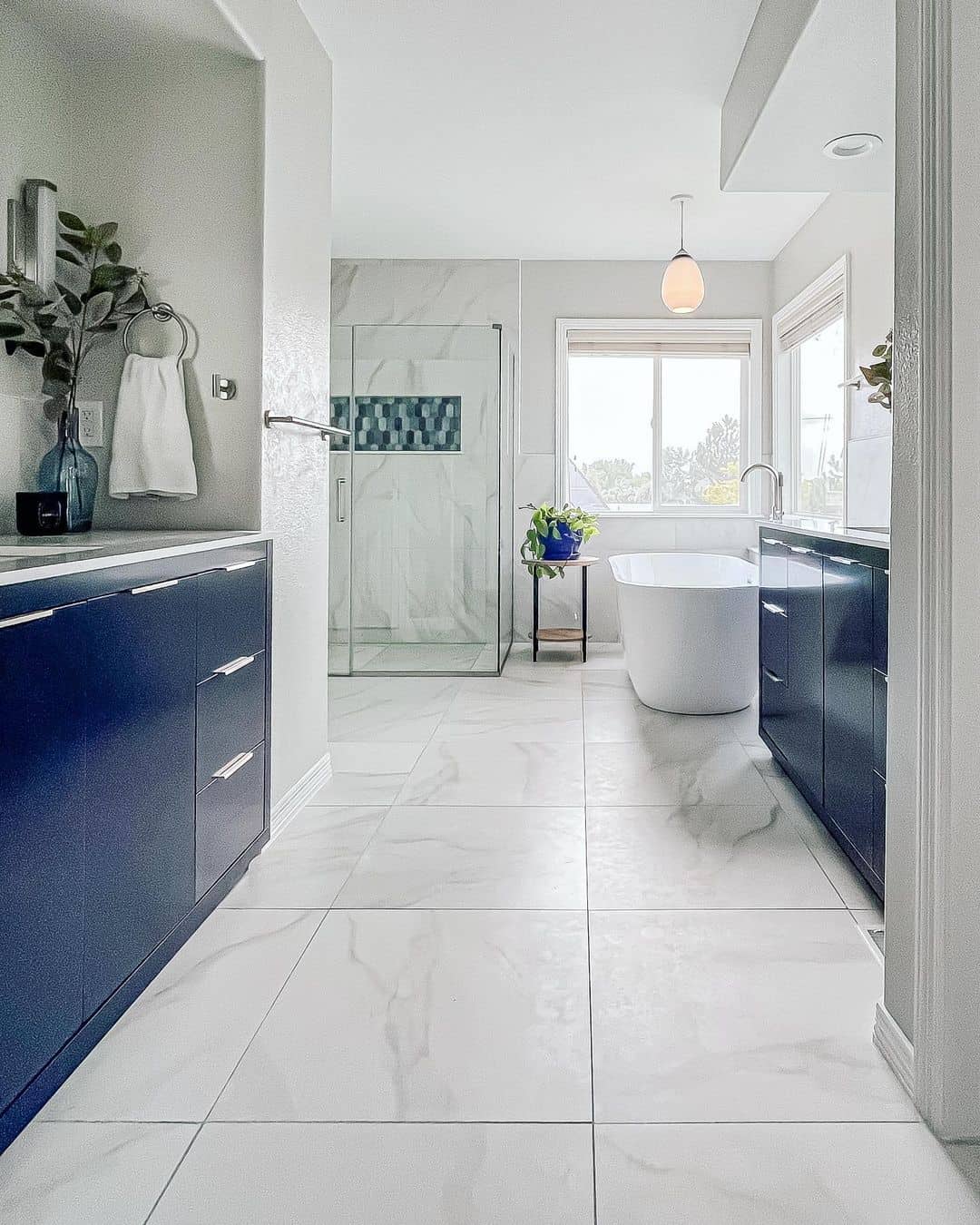 Luxurious Ensuite in White and Navy Soul & Lane