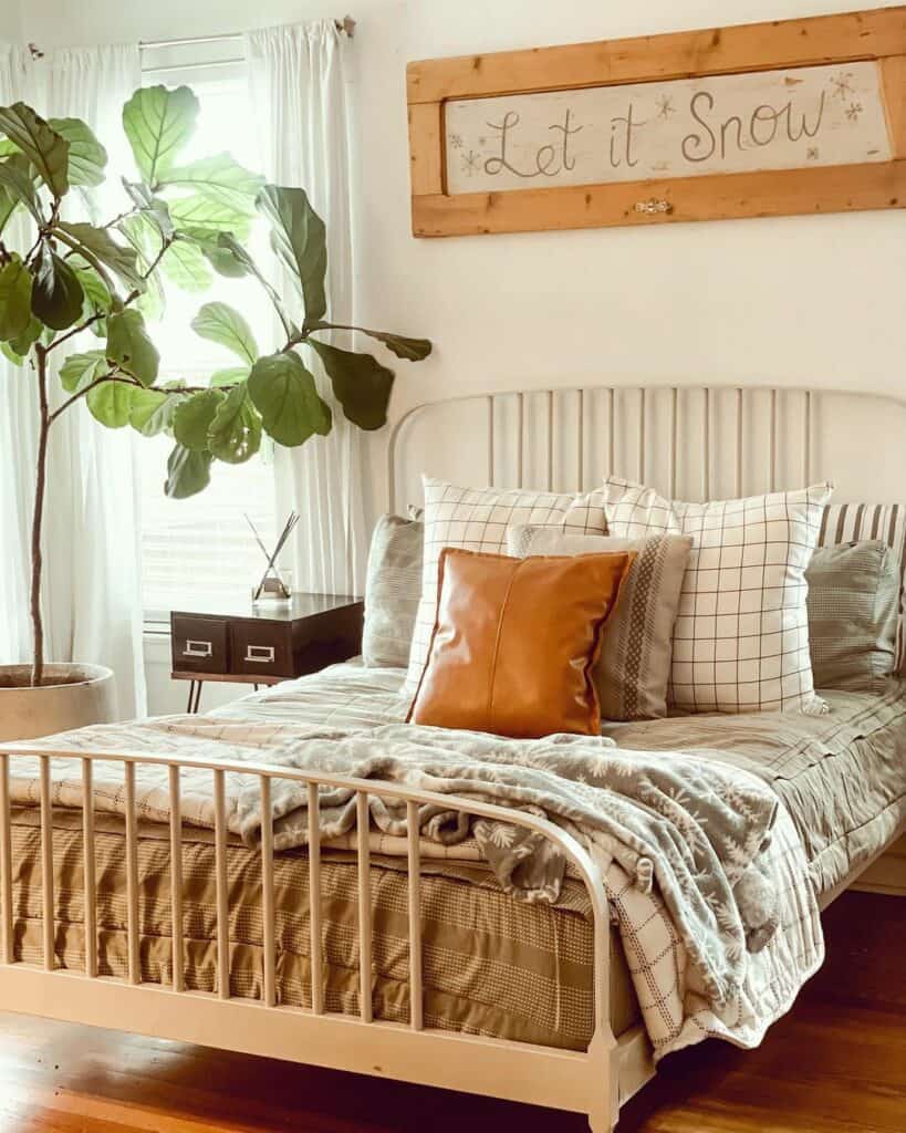 Modern Cottage Bedroom With Plant Décor