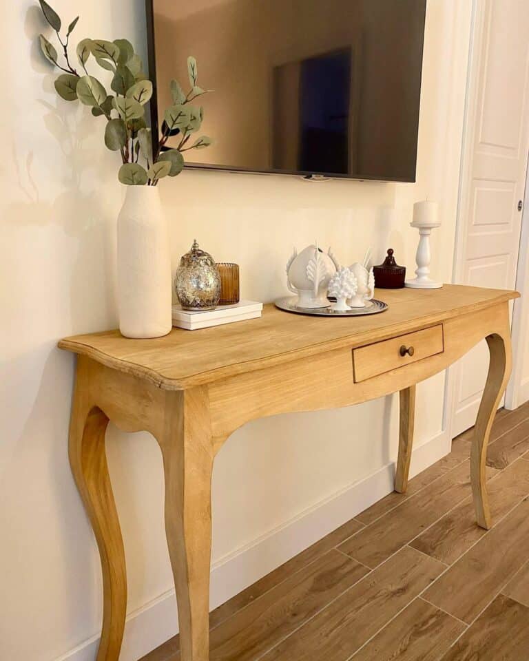 Modern Country Décor on Simple Wooden Console Table