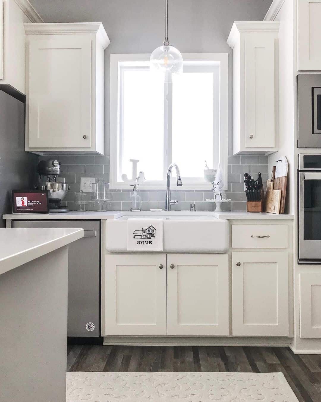 Modern Kitchen With White Sink - Soul & Lane