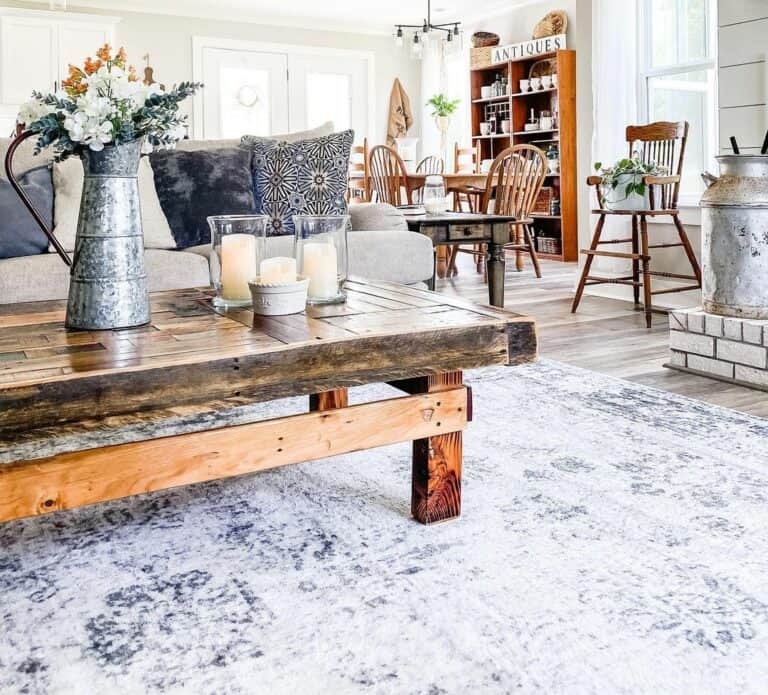 Pallet Wood Coffee Table With Farmhouse Décor