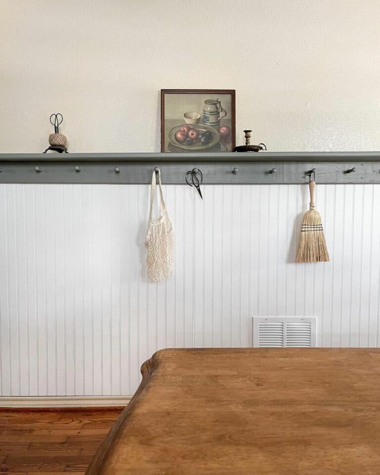 Simple Dining Room Decorated With Rustic Accessories