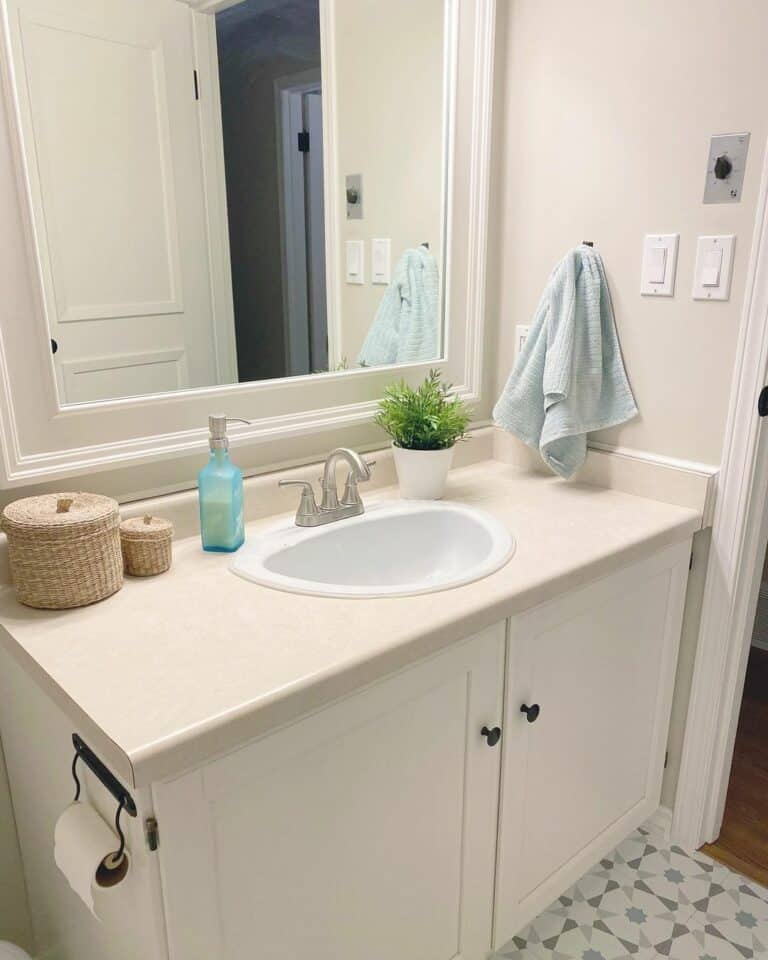 Simple Farmhouse Bathroom Vanity Décor