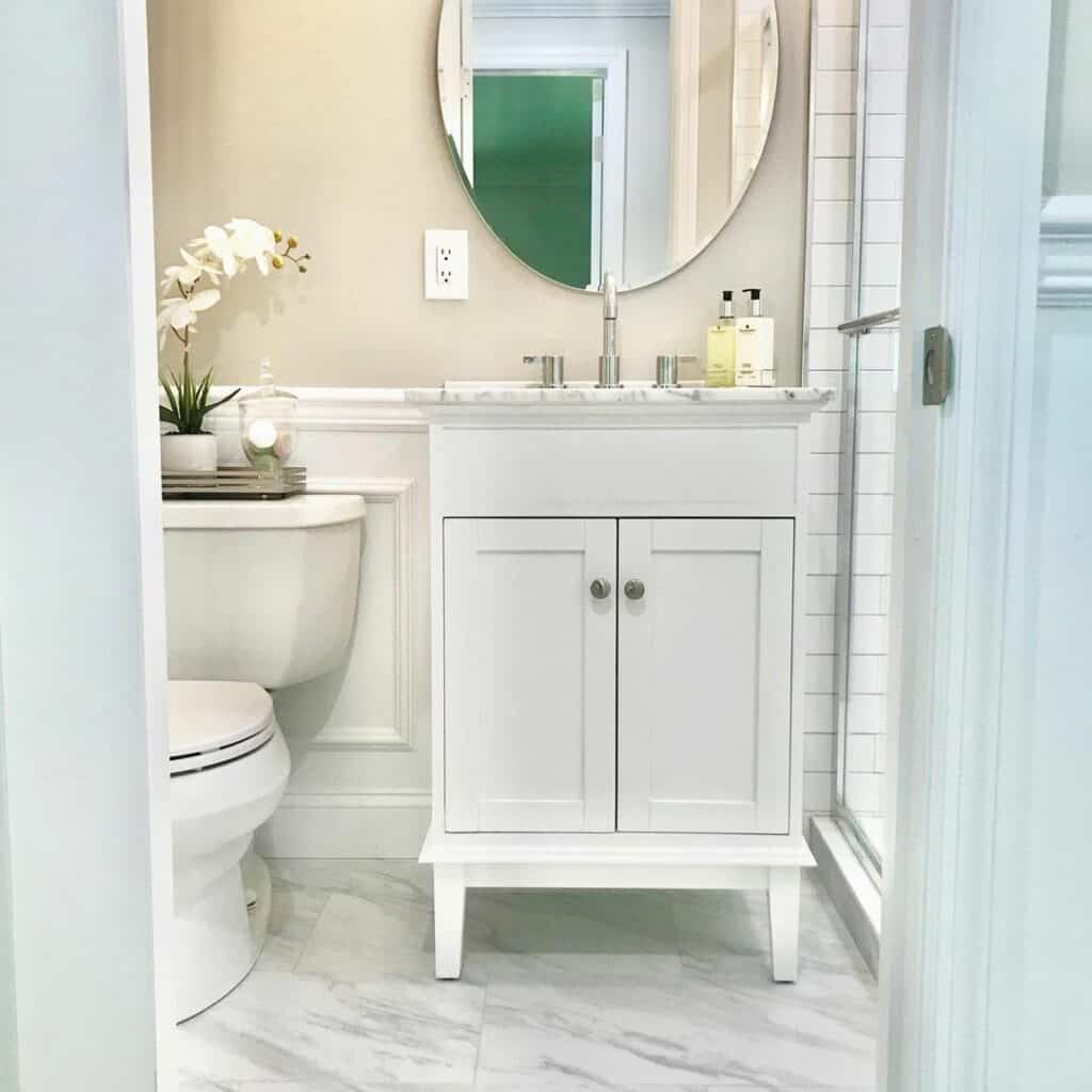 Small Full Bath With White Washstand