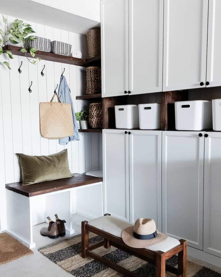 Storage Varieties Fill a Mudroom