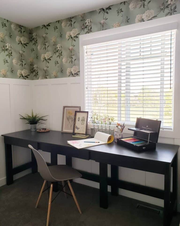 Teenager Room With Black Office Desk