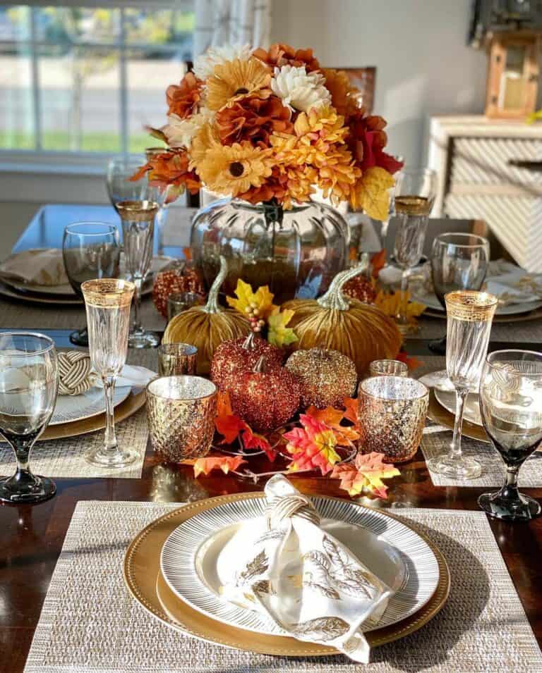 Thanksgiving Table Décor With Glamorous Gourds and Flowers
