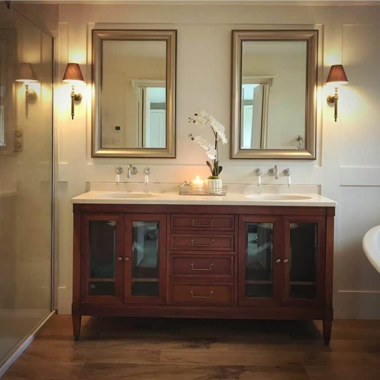 Traditional Bathroom Vanity With Luxurious Vanity Mirrors