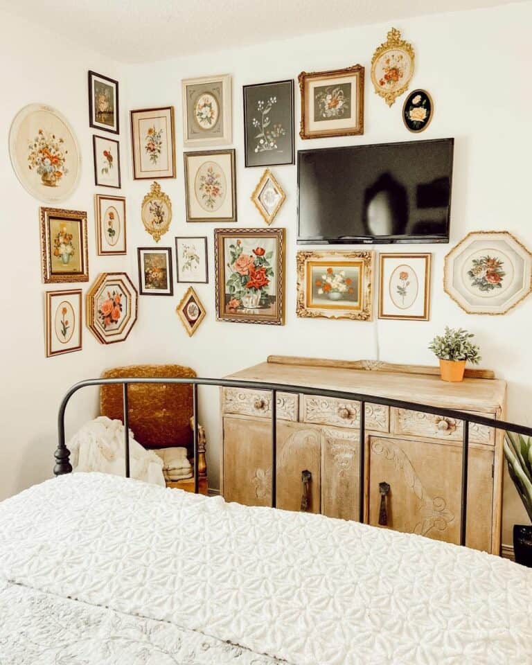 Vintage Bedroom With Wall Décor