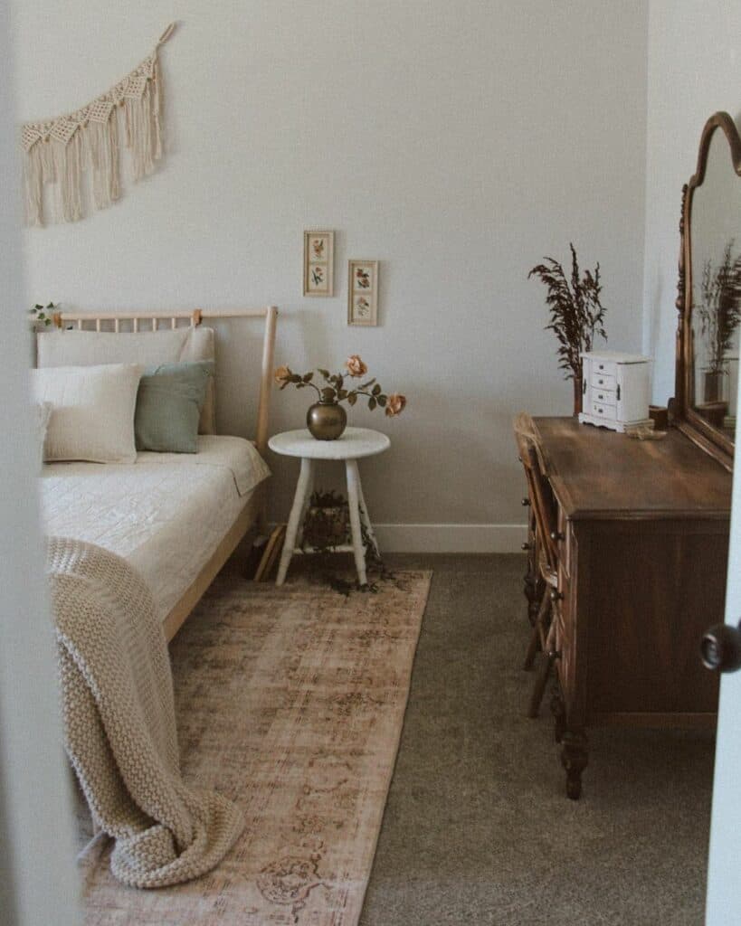 Vintage Farmhouse Bedroom With Boho Décor