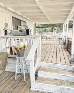 Simple Deck Ideas for a Farmhouse Aesthetic